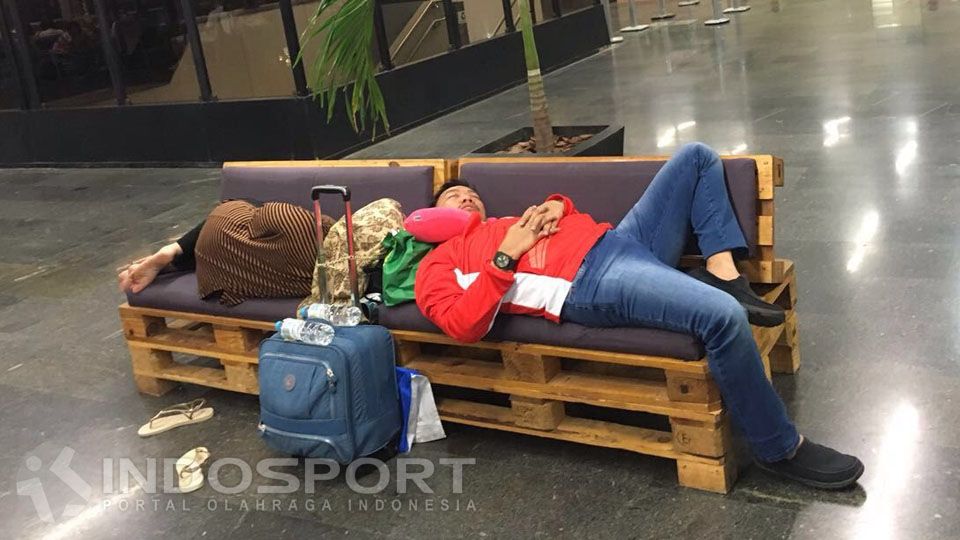 Imam Nahrawi tertidur di bandara Rio de Janeiro. Copyright: &copy; INDOSPORT
